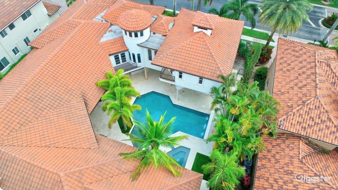 Gorgeous Modern Pool With Hot Tub Photo 2