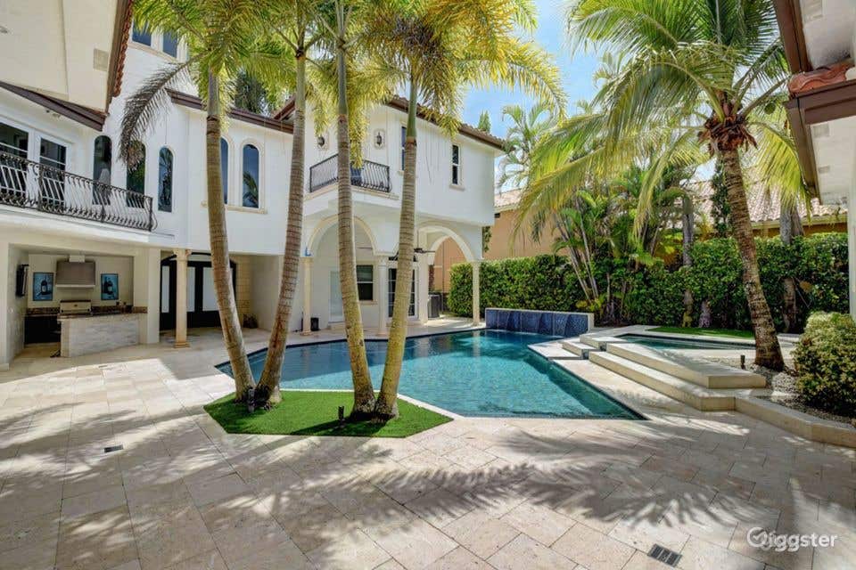 Gorgeous Modern Pool With Hot Tub Photo 3