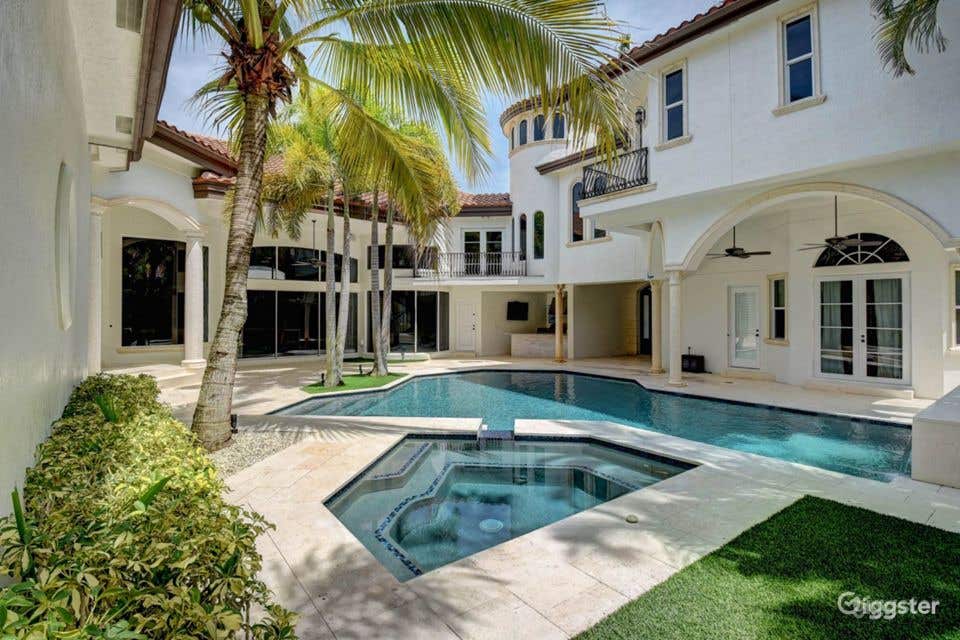 Gorgeous Modern Pool With Hot Tub Photo 4