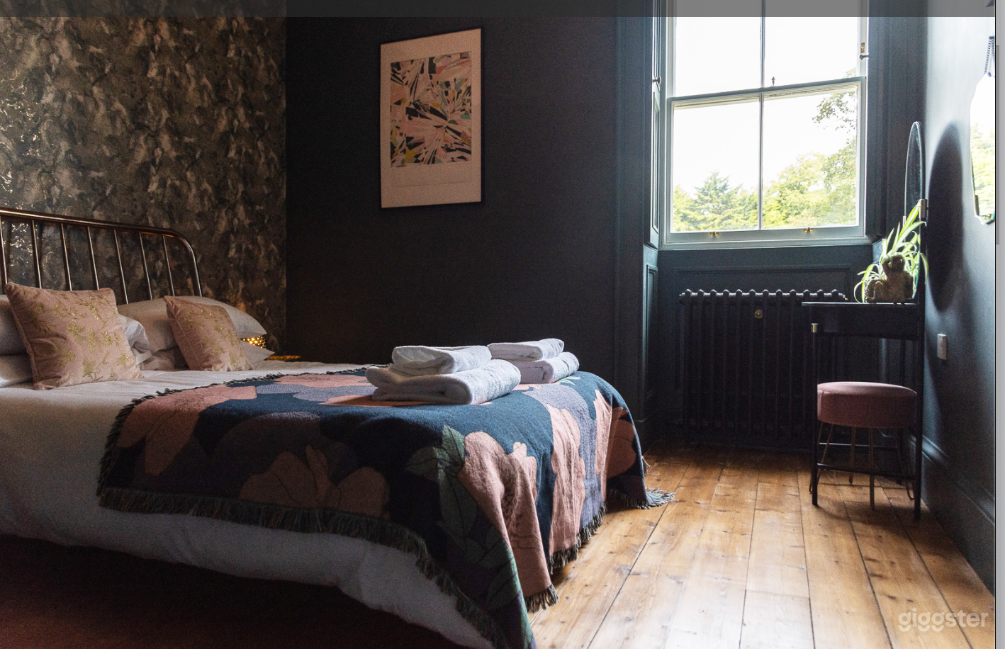 Spacious and Classic Ensuite Bedrooms Photo 4