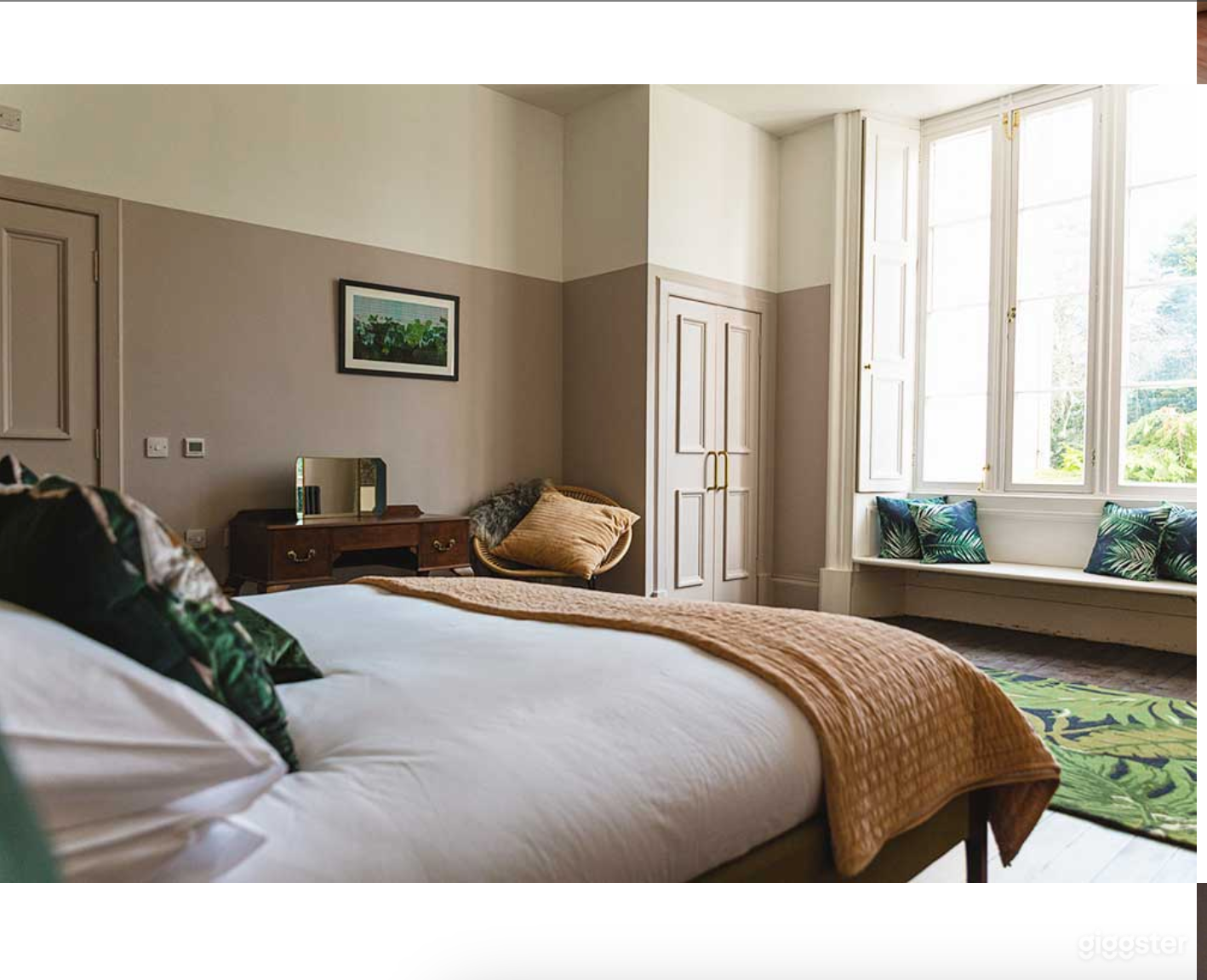 Spacious and Classic Ensuite Bedrooms Photo 3