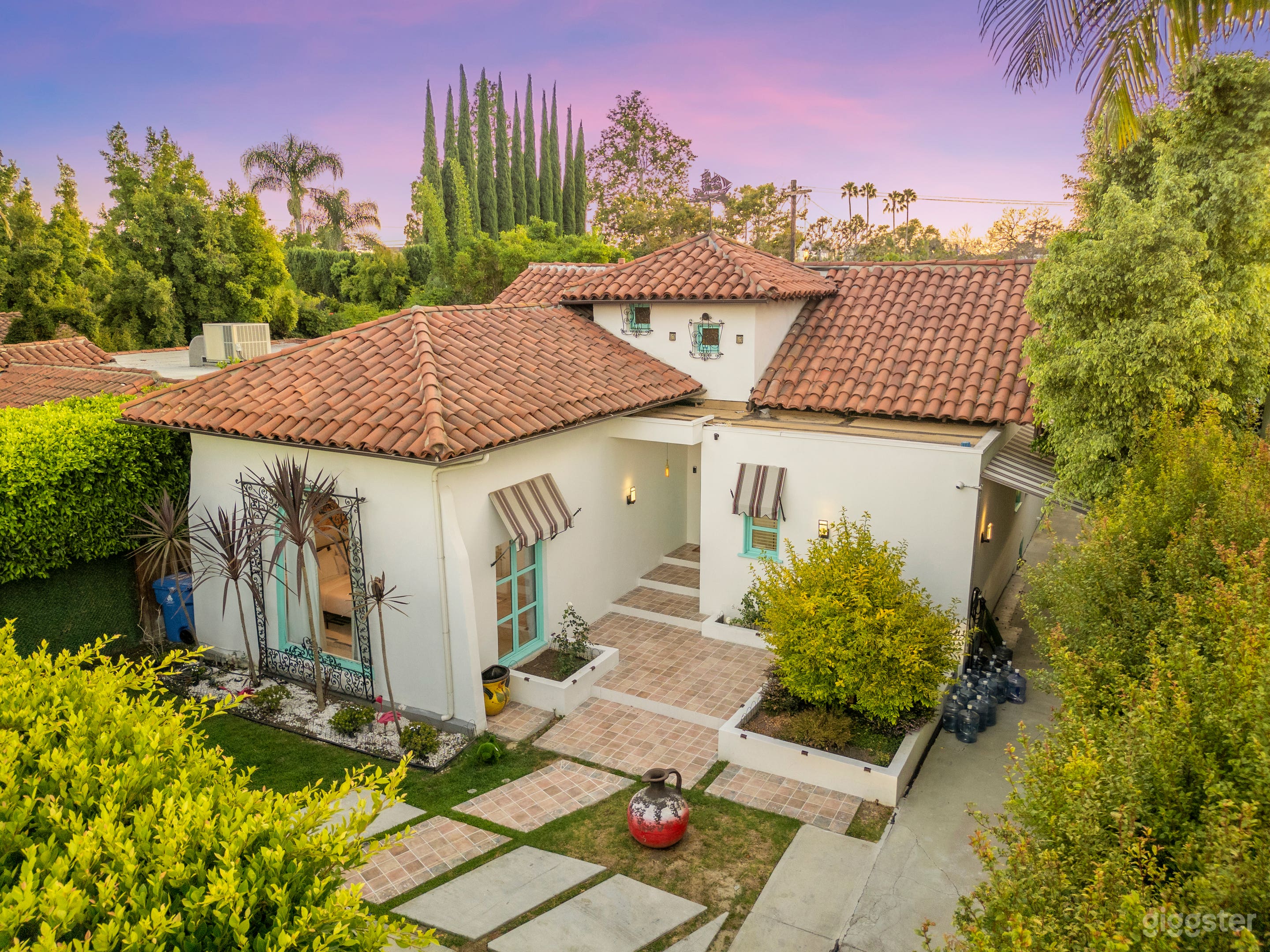 COLOR-POP CASITA W/ POOL & RETRO CHARM Photo 2