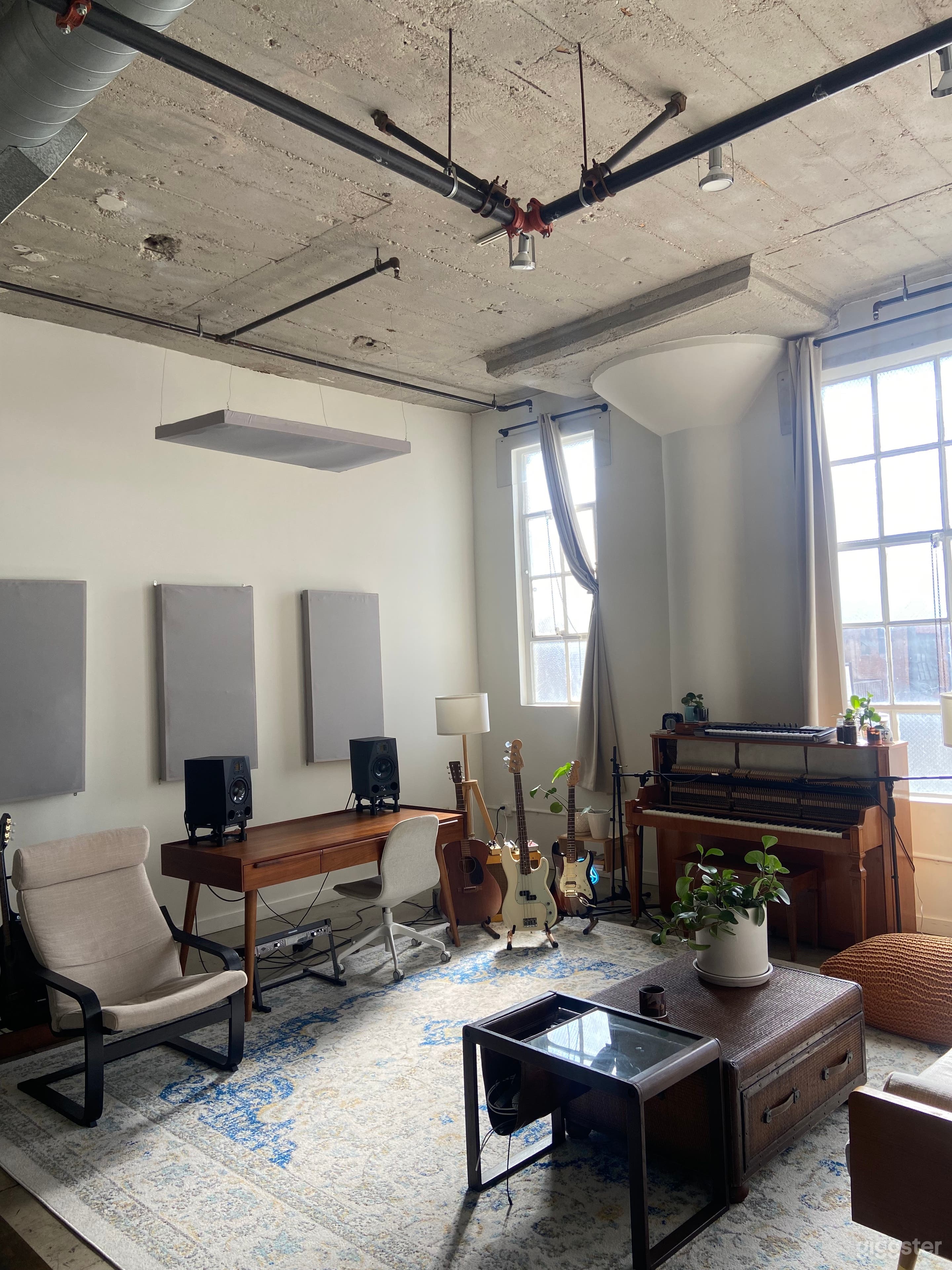 Downtown Loft with music studio equipment and high Photo 2