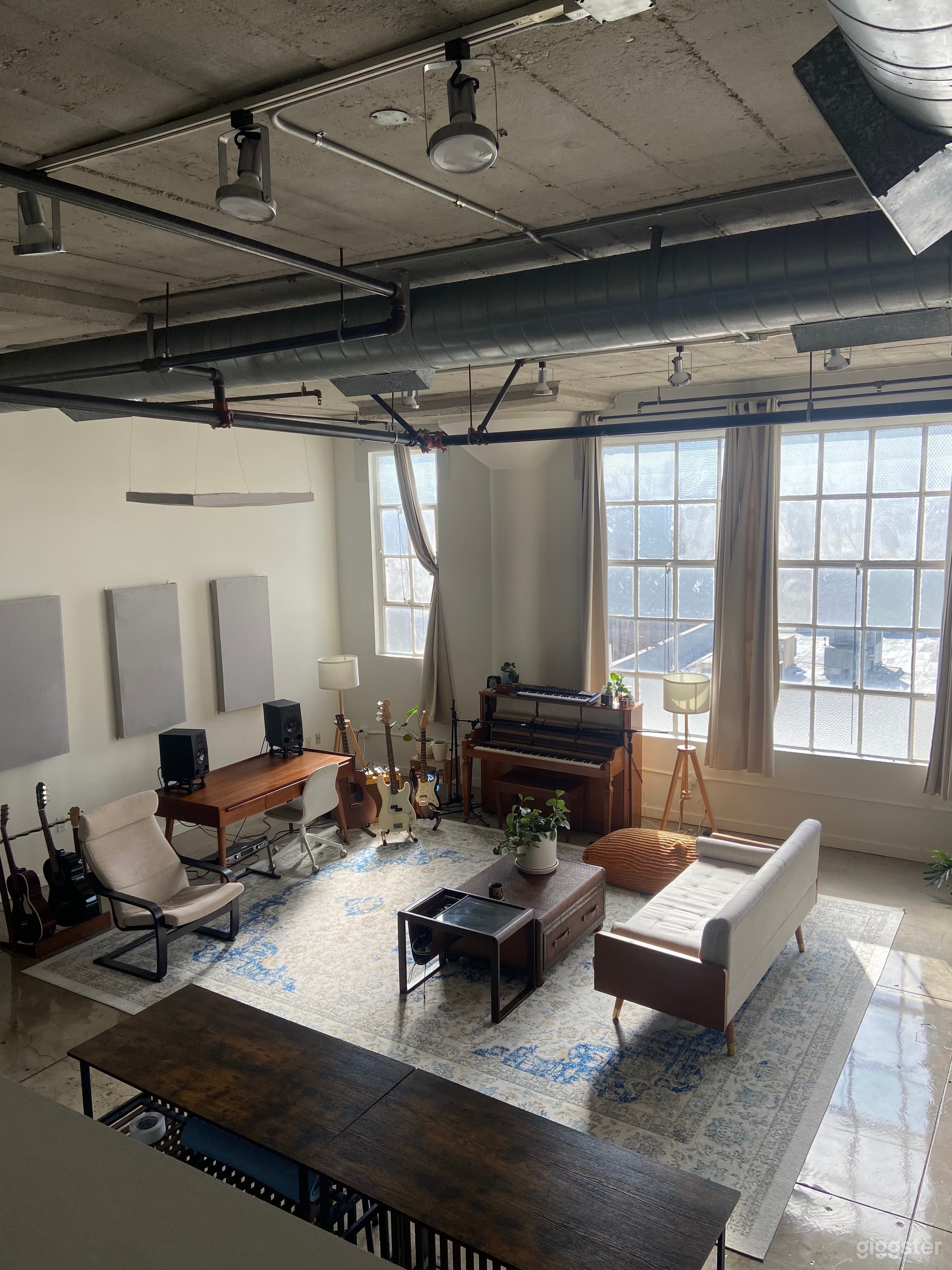 Downtown Loft with music studio equipment and high Photo 4