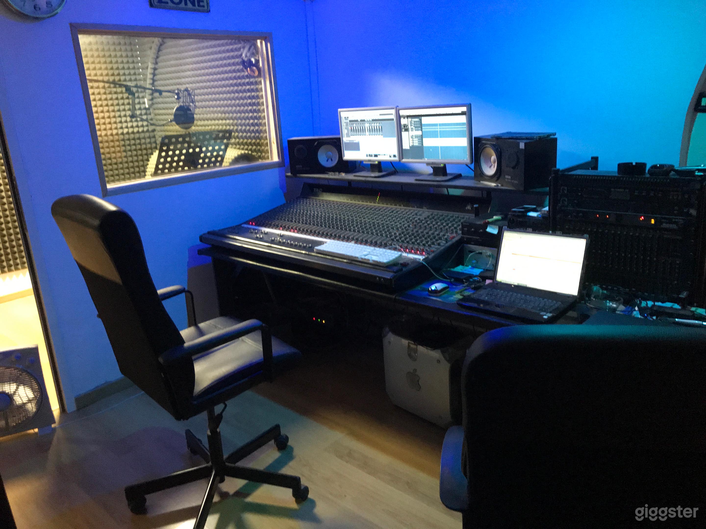 Foto di Studio di Registrazione Analogico Professionale per Film e Foto 3