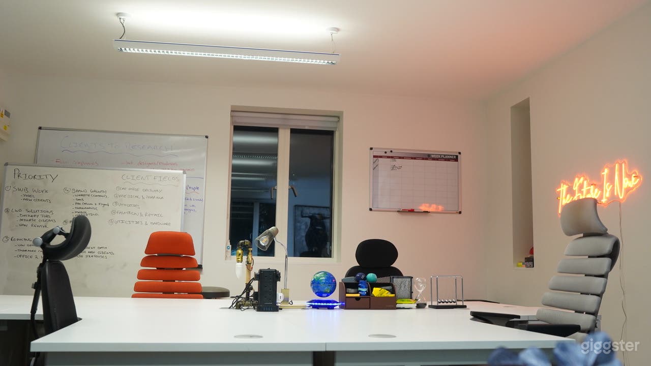 Contemporary Office For Creatives Photo 2