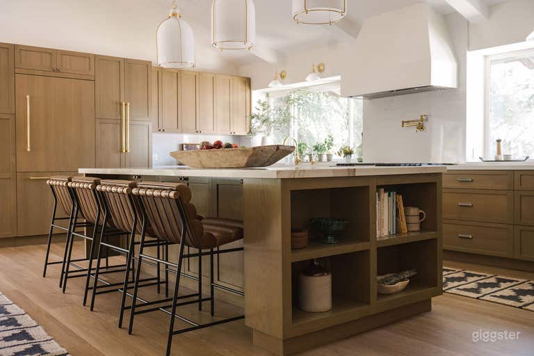  Designer Home w/ Stunning Kitchen 