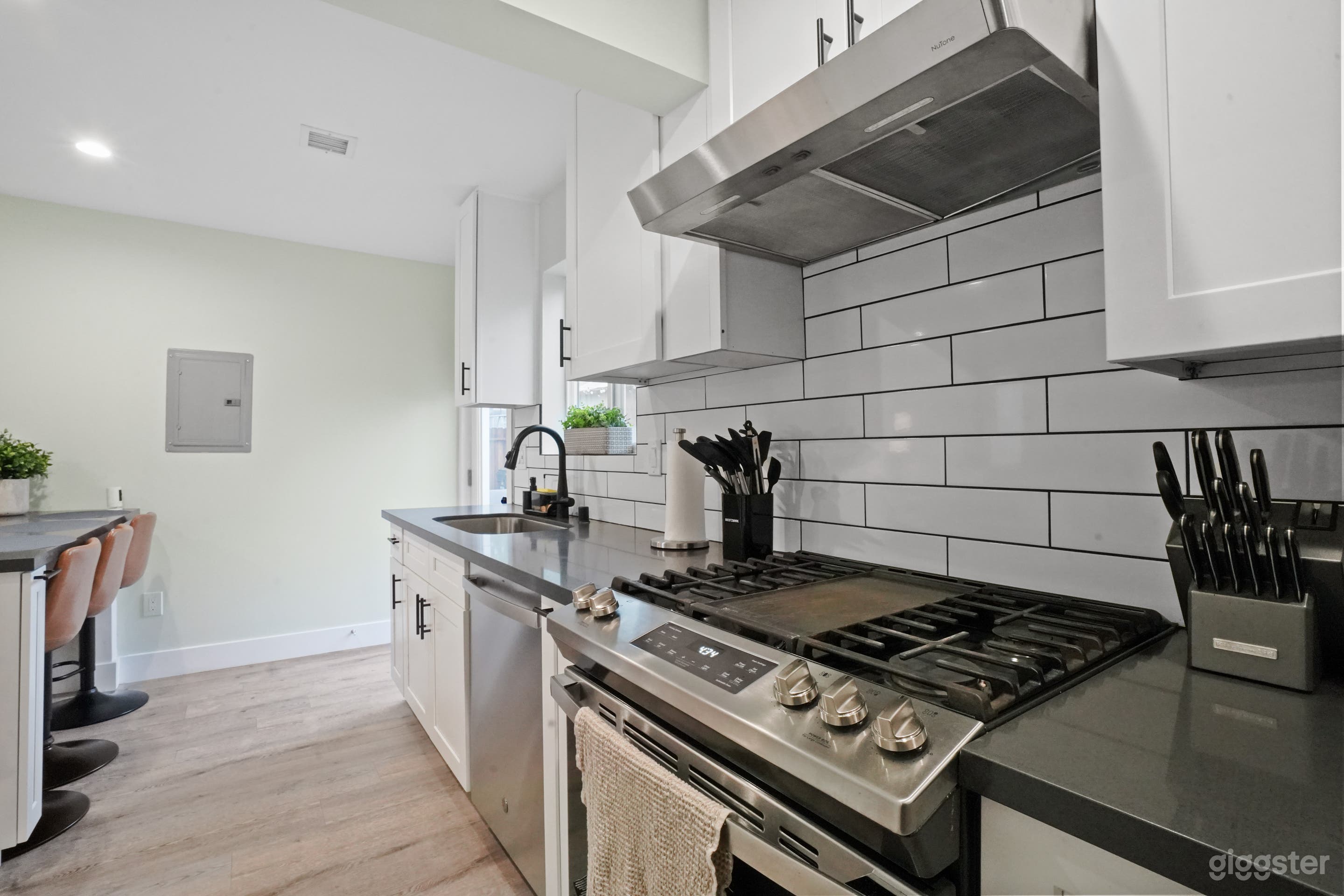 Newly Built 3 Bed 2 Bath Home in North Hollywood Photo 2