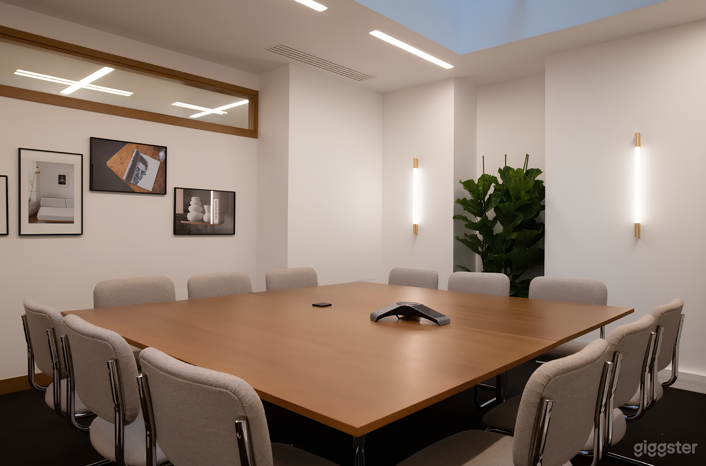 Photo de Stylish Board Room Bathed in Natural Light 3
