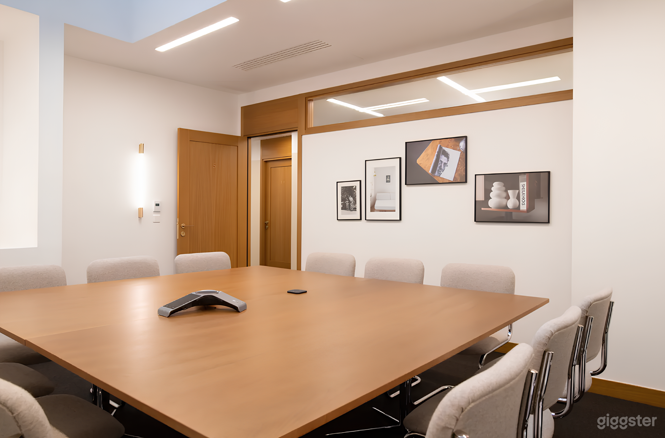 Photo de Stylish Board Room Bathed in Natural Light 2
