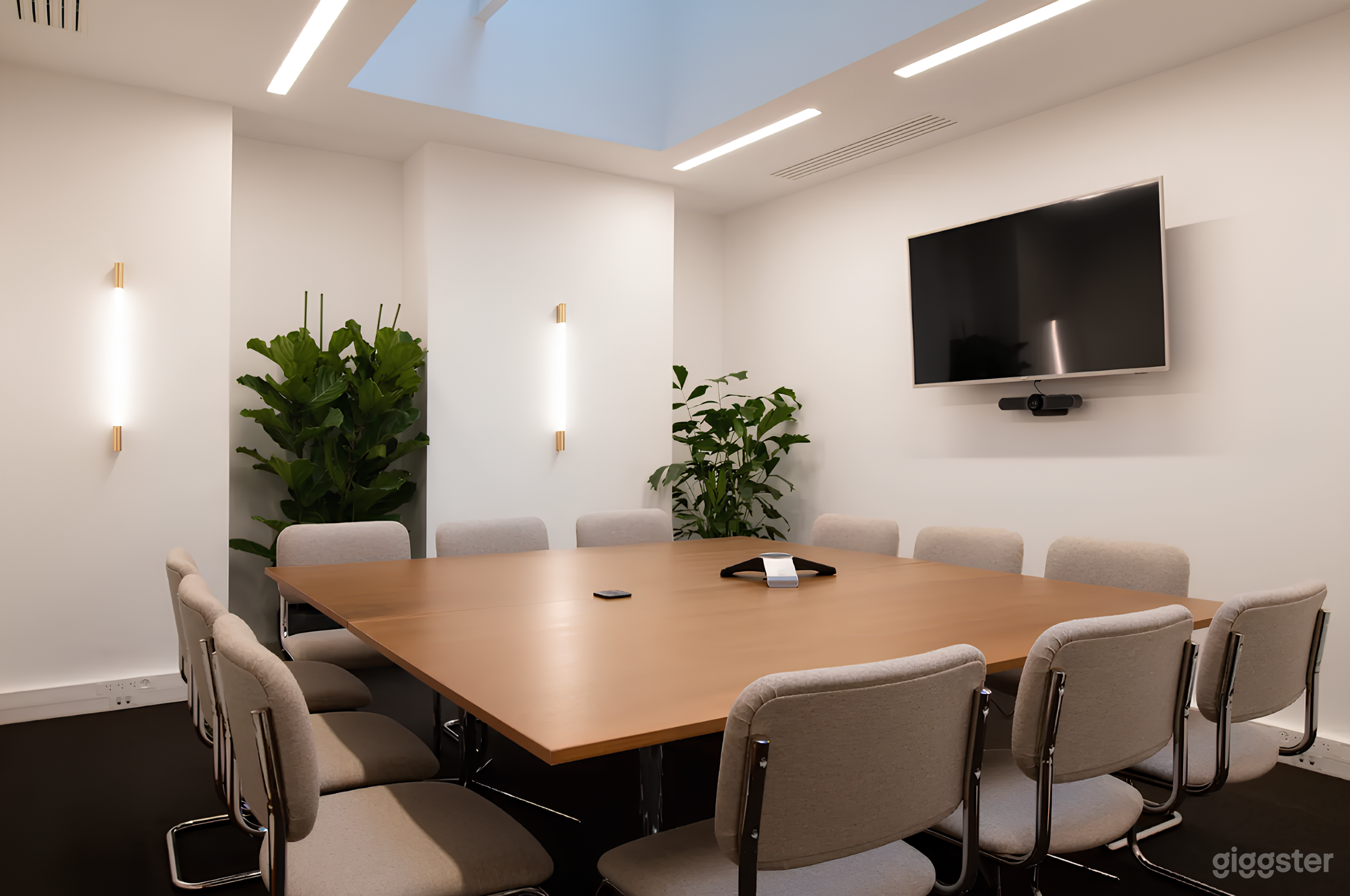 Photo de Stylish Board Room Bathed in Natural Light 1