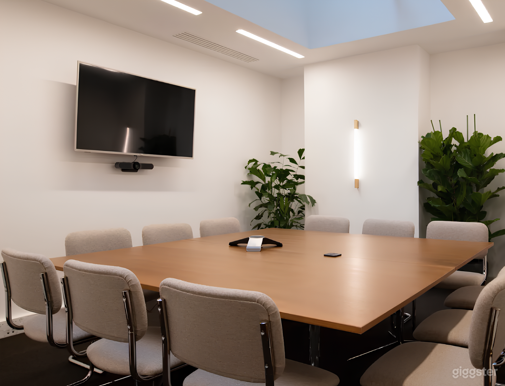 Photo de Stylish Board Room Bathed in Natural Light 4