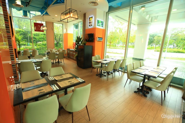  Dining area with street view 