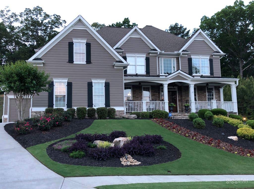 Open Concept Home With Exceptional Finishes Photo 2