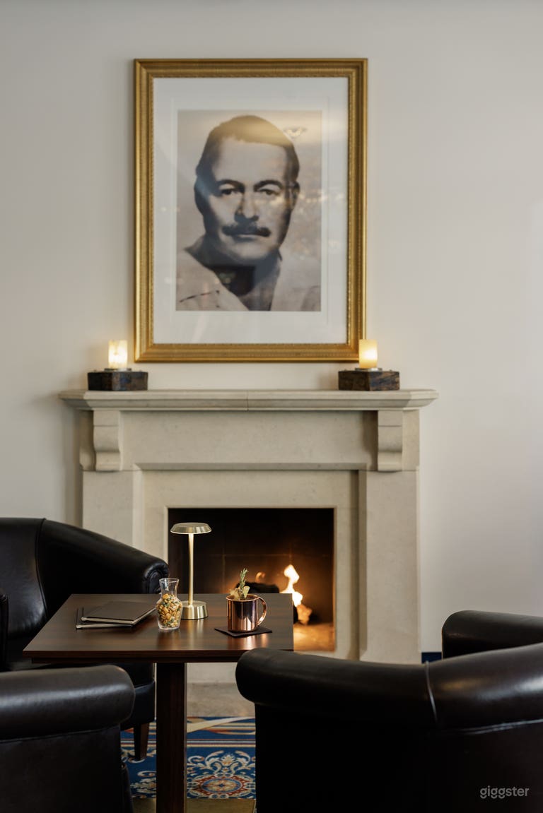  Elegante Bar im englischen Stil und Terrasse 