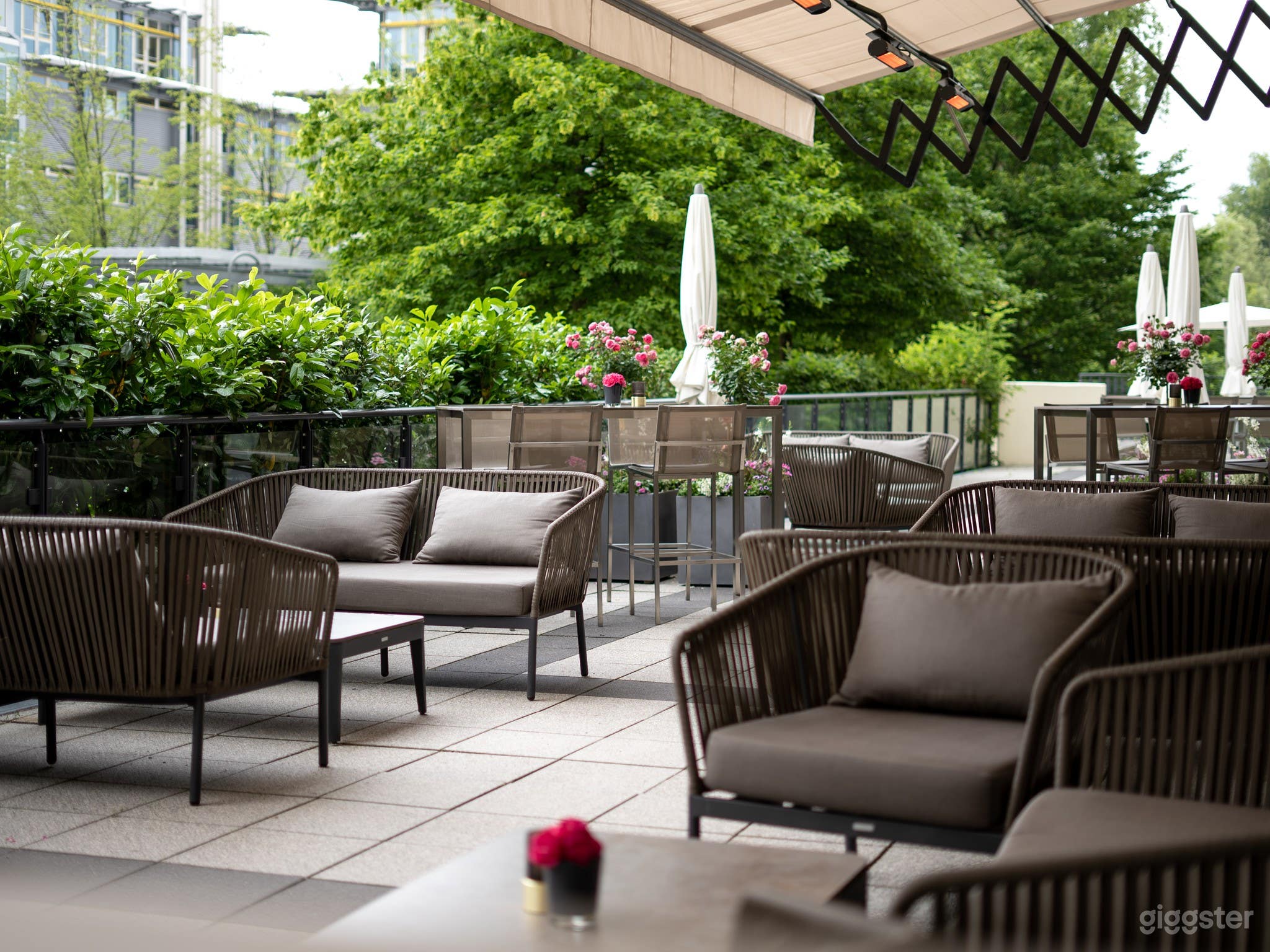 Elegante Bar im englischen Stil und Terrasse Foto 3