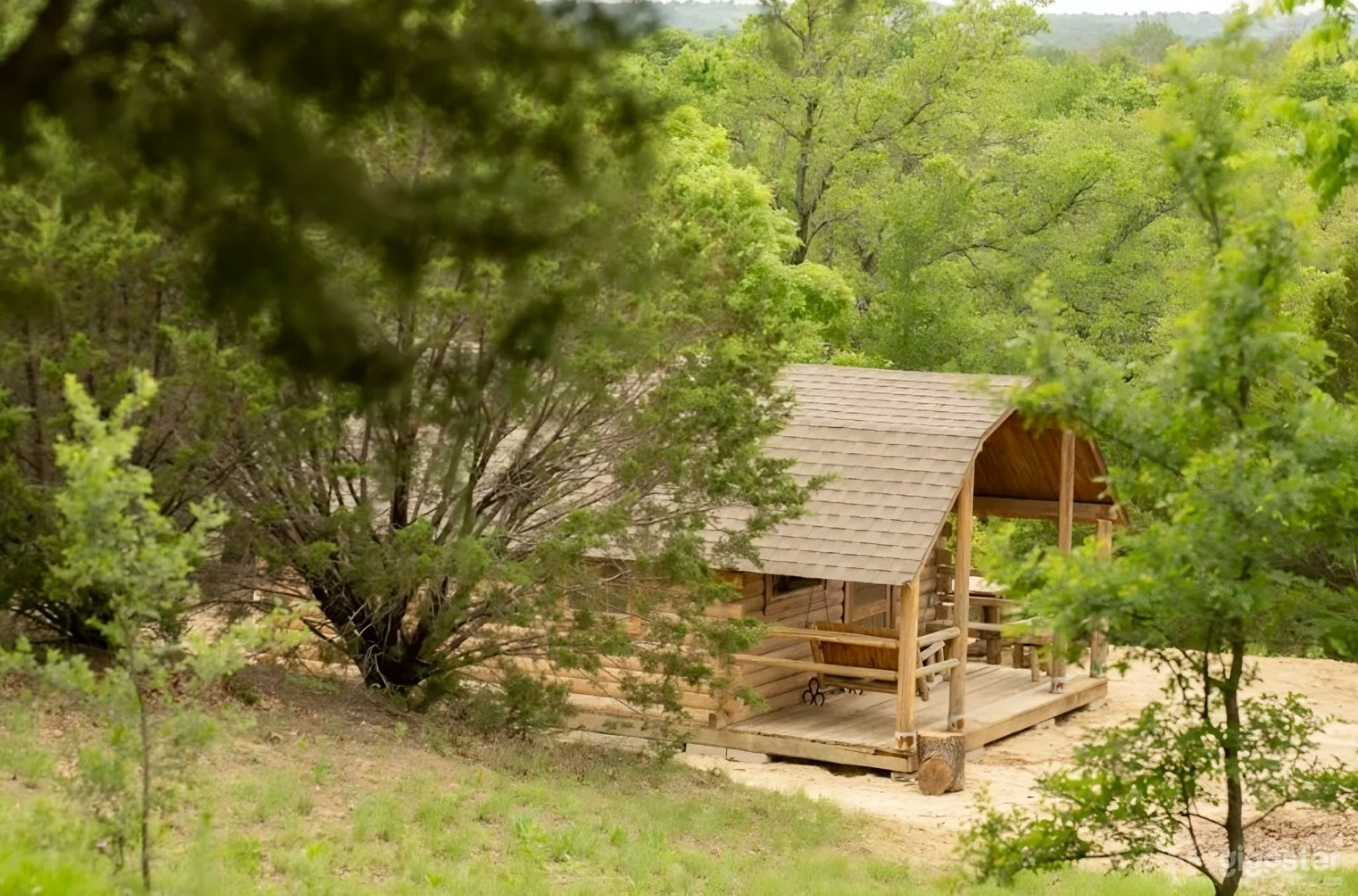 Authentic Little Artist Cabin in the Woods Photo 1