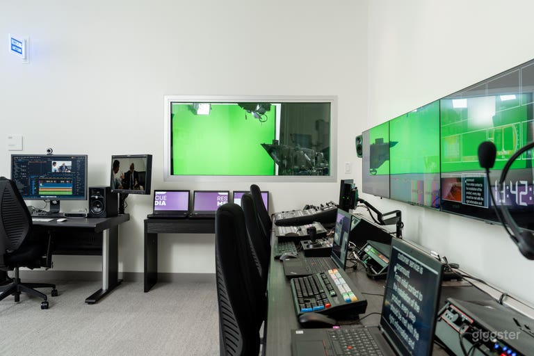  Production Studio w Soundproofing and Light Grid 