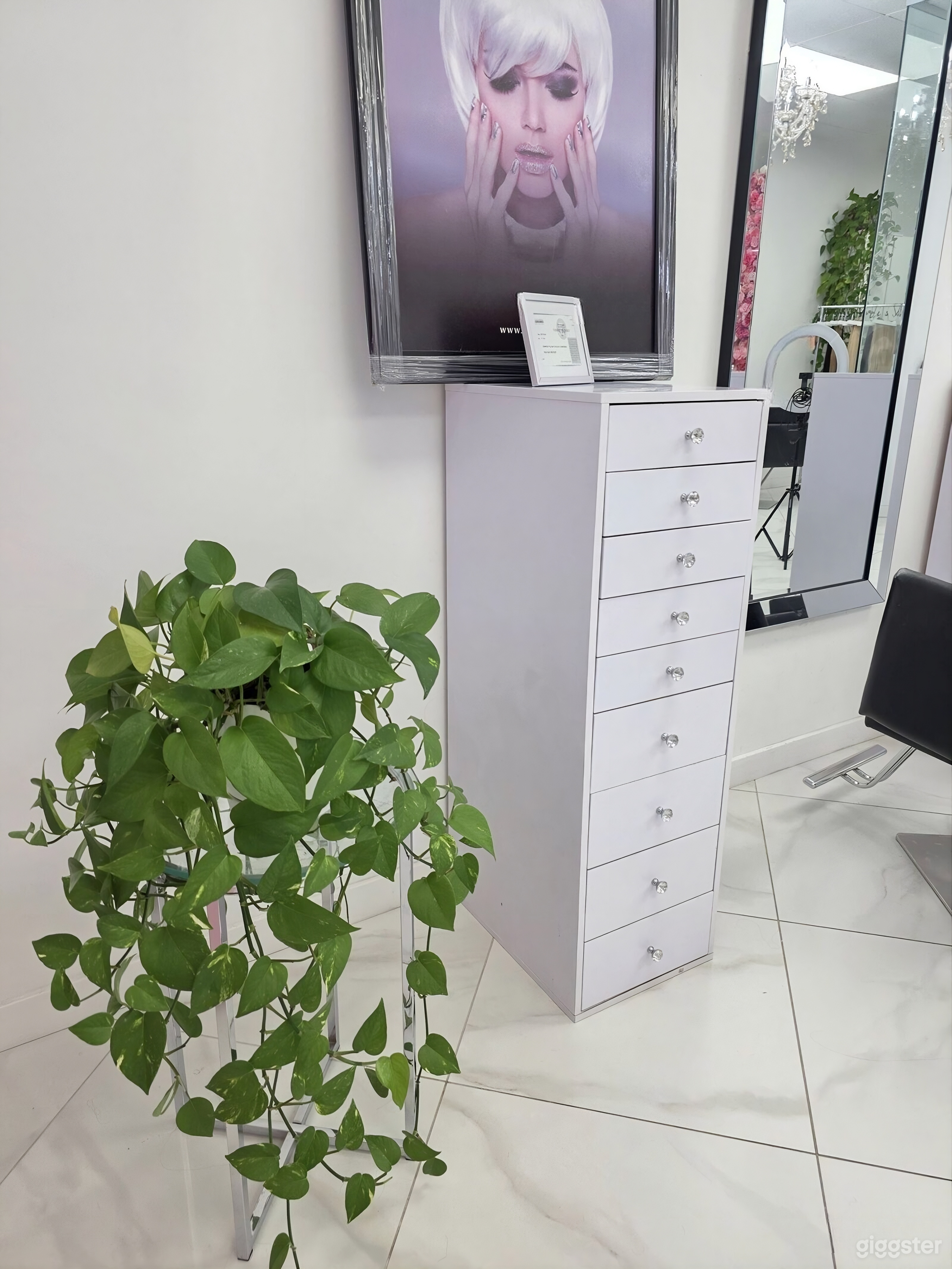 Upscale LA Salon Space – Perfect for Shoots, Styling & Event Photo 4