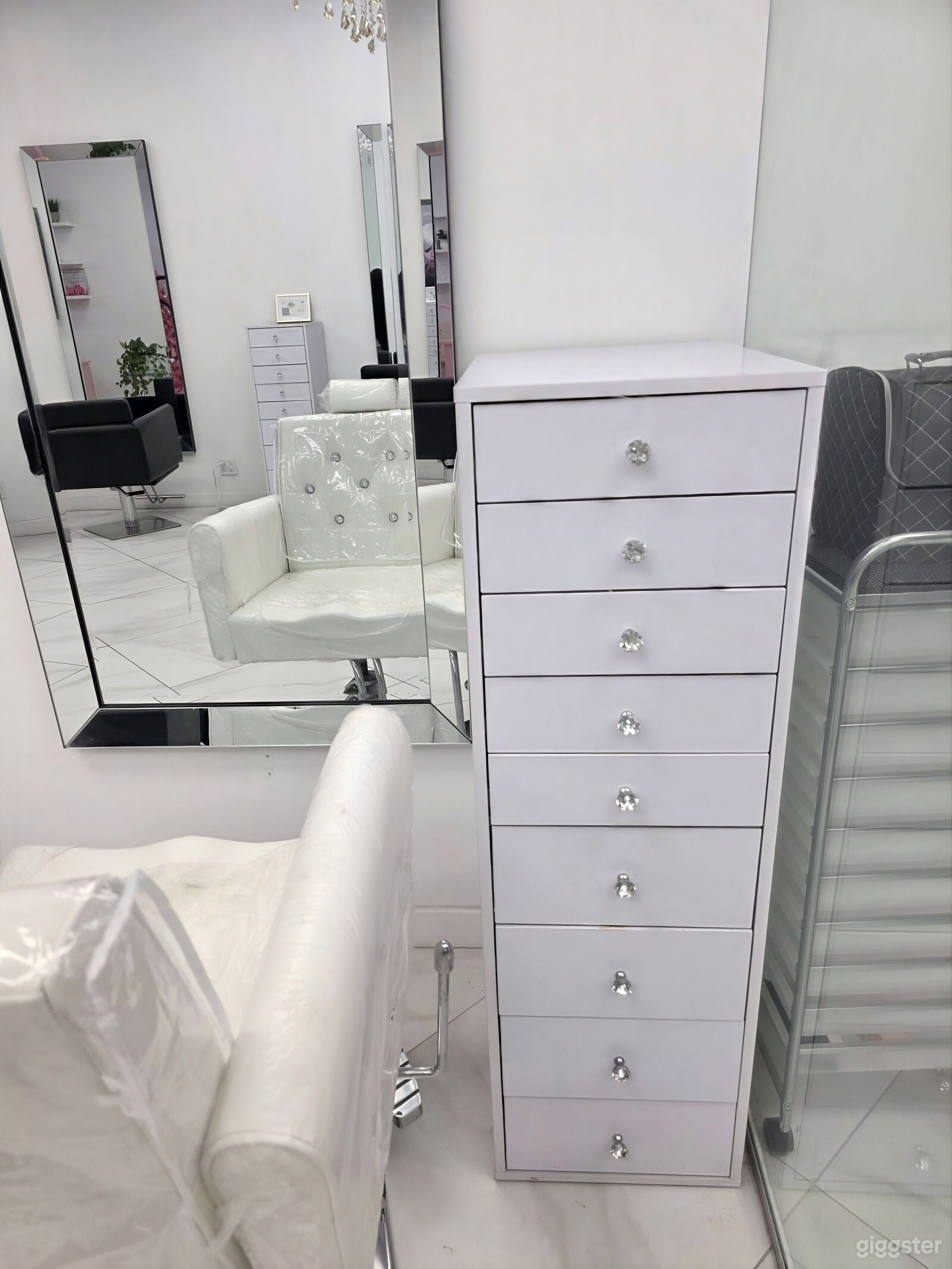 Upscale LA Salon Space – Perfect for Shoots, Styling & Event Photo 3