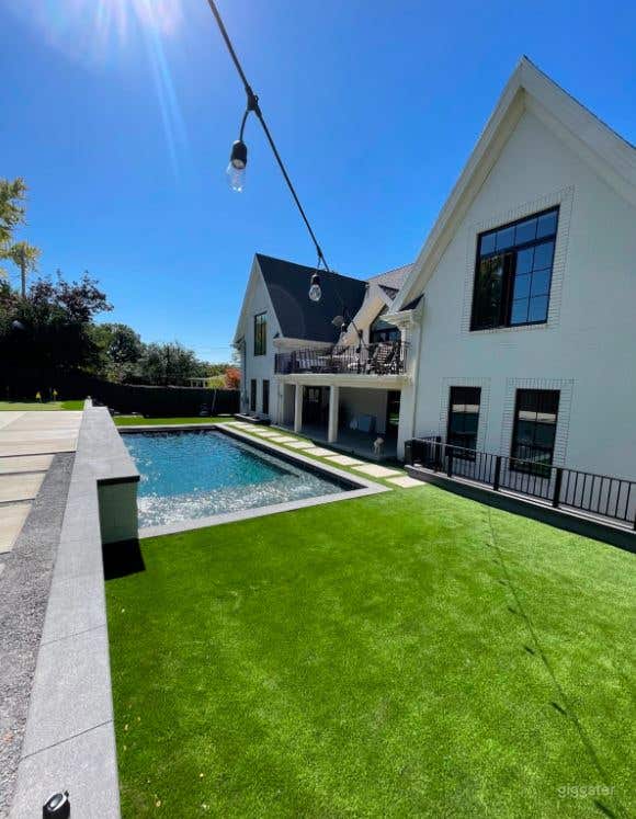  Location flexible de jardin arrière avec piscine et gazon synthétique 