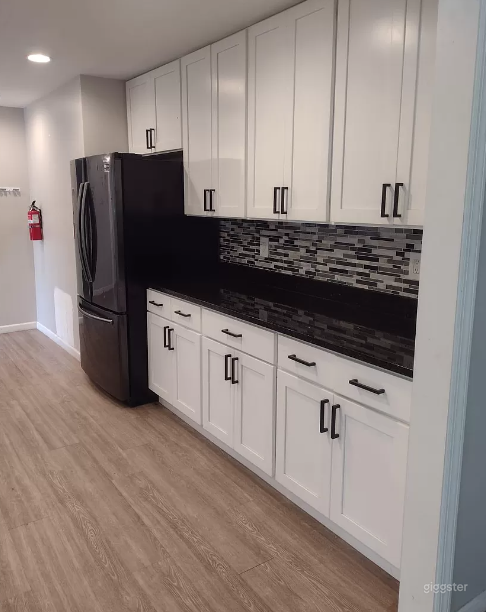 Huge Mansion with Large Indoor Pool Photo 3