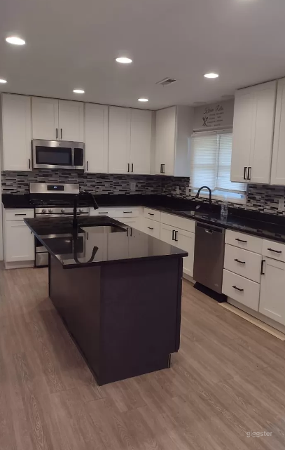 Huge Mansion with Large Indoor Pool Photo 2