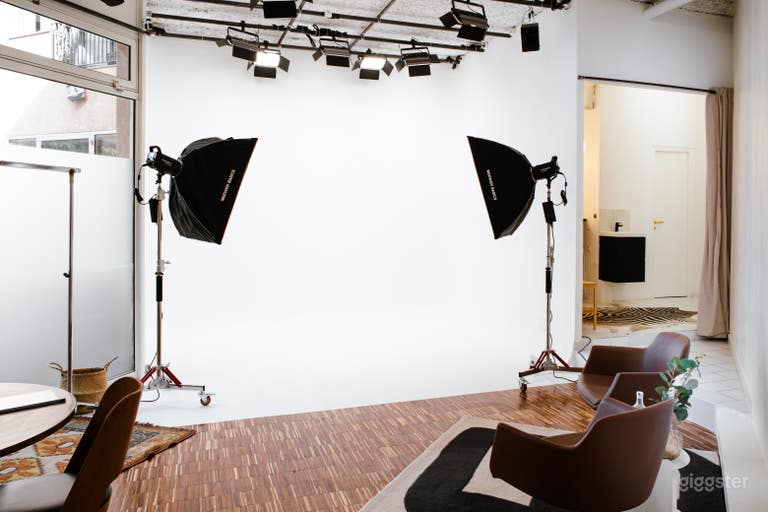  Equipped editorial photo studio / natural light 