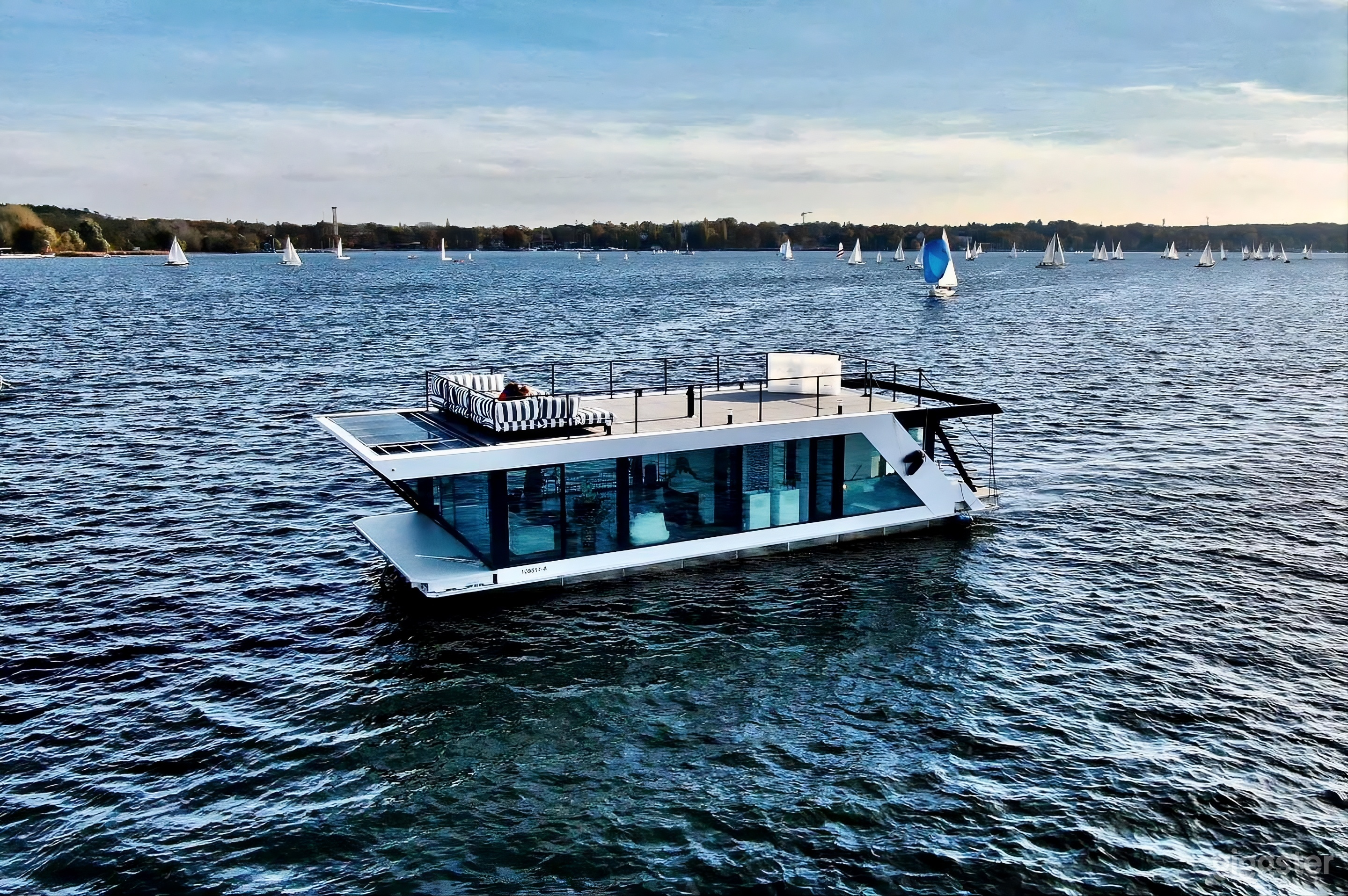Luxuriöses Event- und Produktionsboot mit malerischem Blick Foto 1