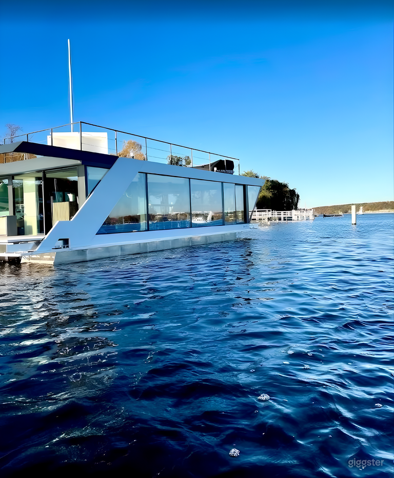  Luxuriöses Event- und Produktionsboot mit malerischem Blick 