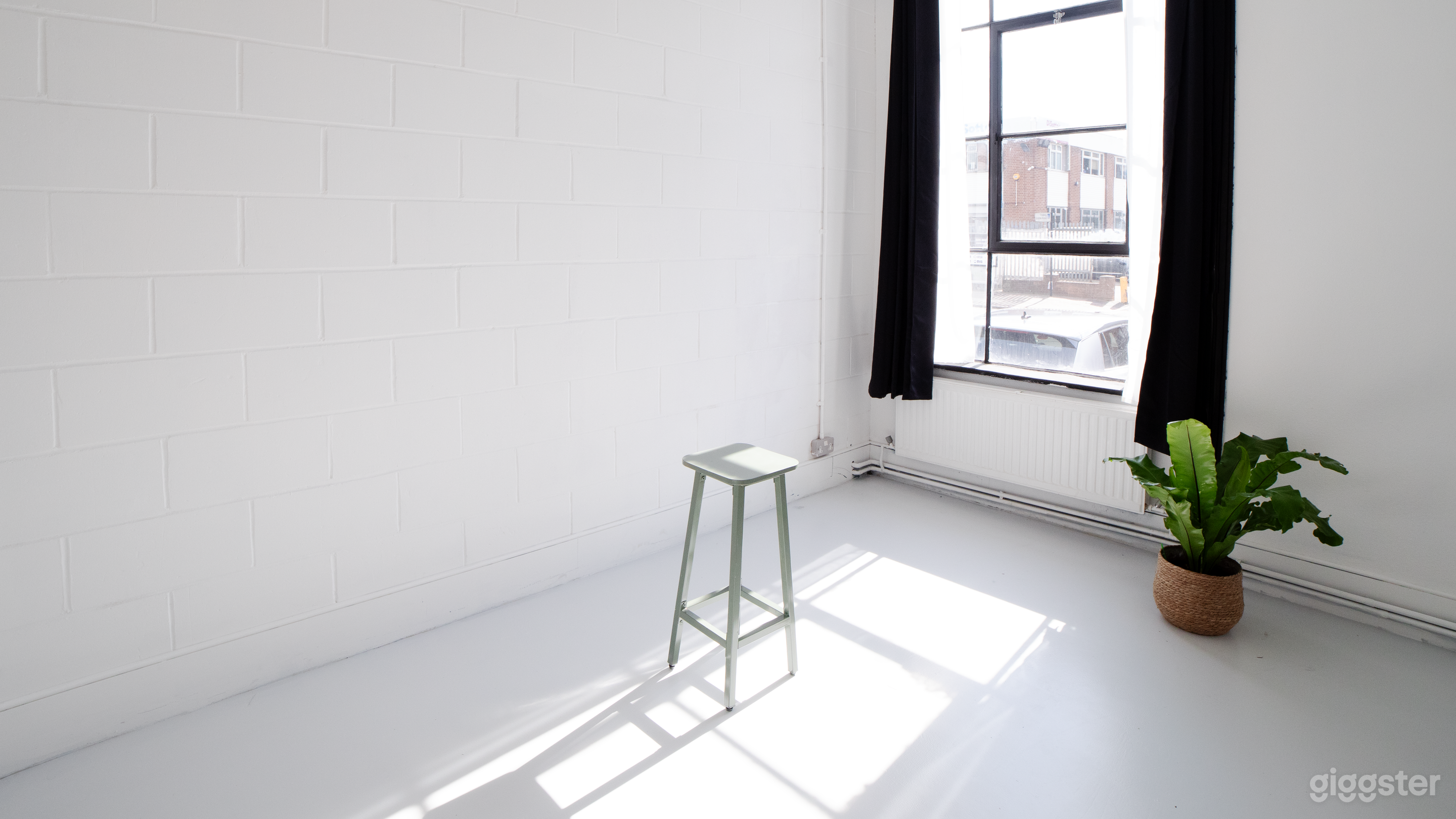 Versatile Studio with Natural Light Photo 3