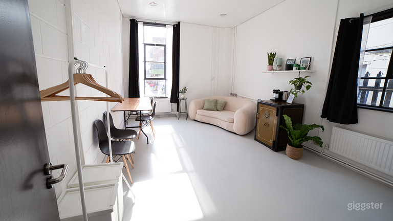  Versatile Studio with Natural Light 