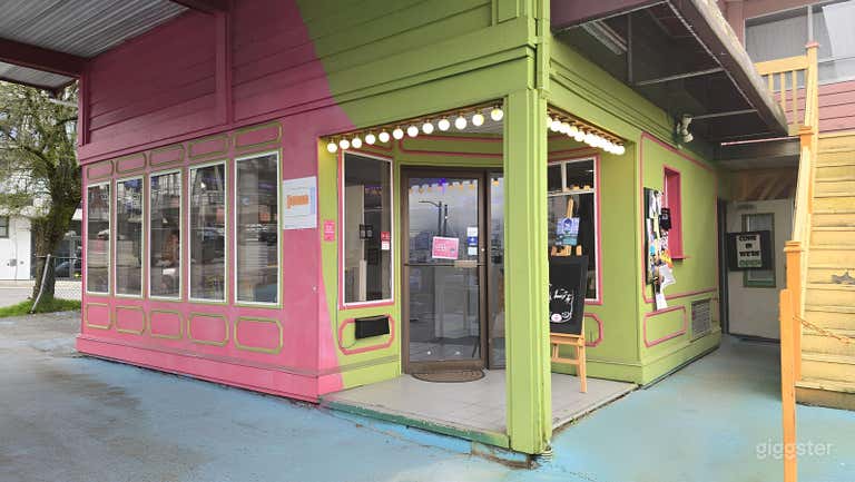  Vibrant & Eclectic Artist Gallery 