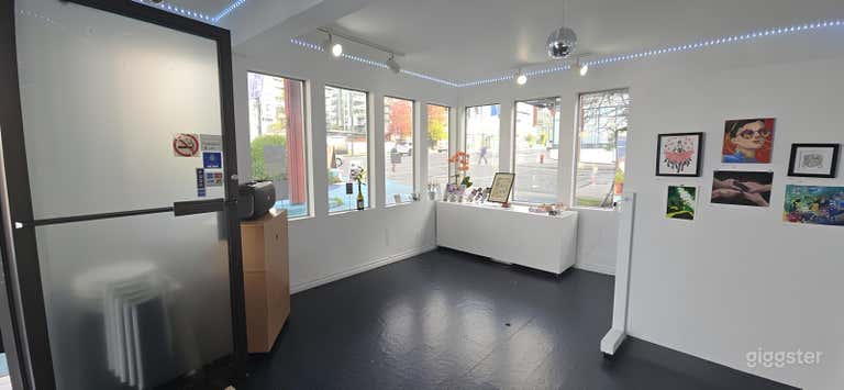  Vibrant & Eclectic Artist Gallery 