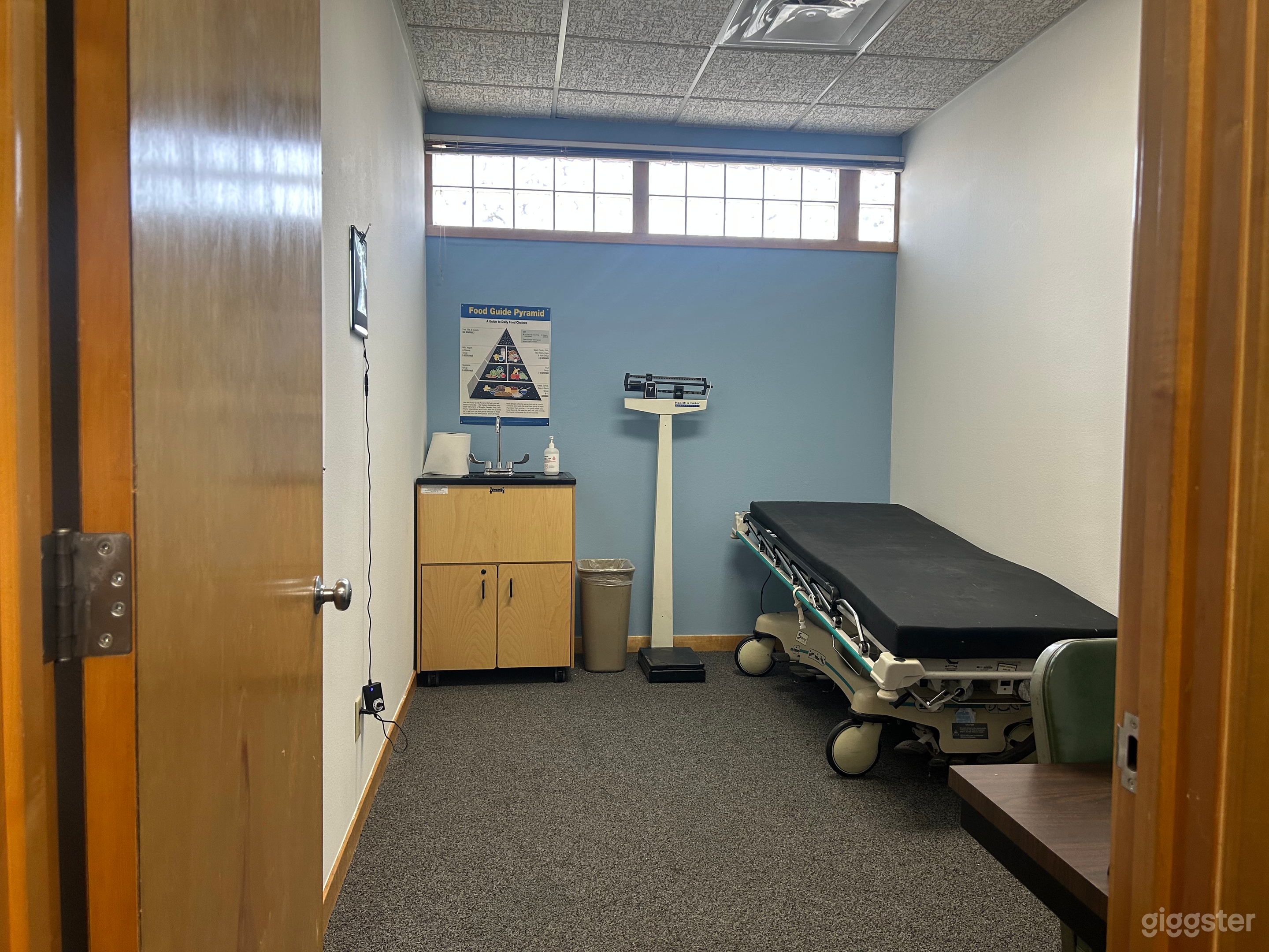 Retro 90s Doctor's Offices &amp; Vintage Waiting Room Photo 1