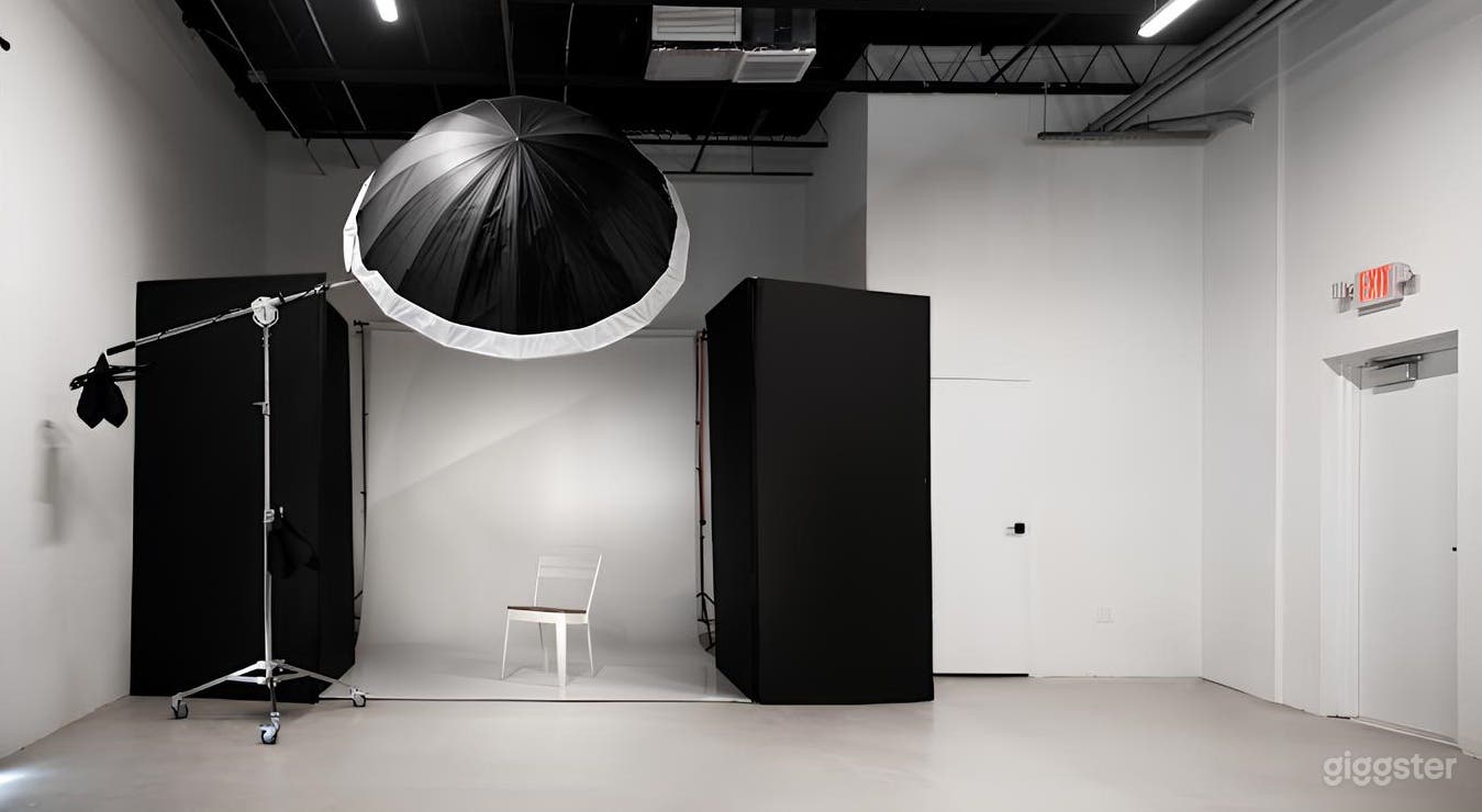 Minimal Clean Photo Studio Near DT Fort Lauderdale Photo 1