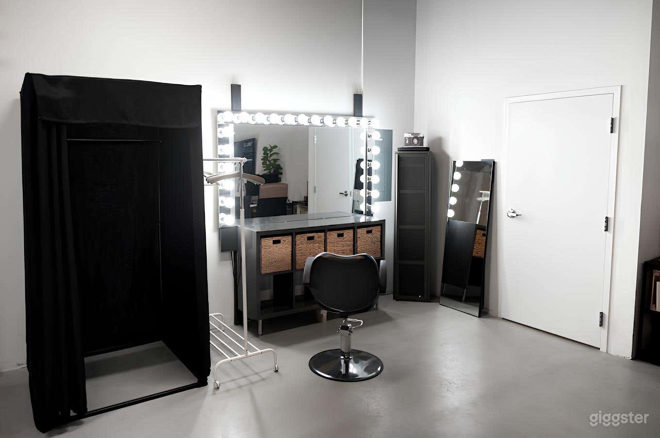 Minimal Clean Photo Studio Near DT Fort Lauderdale Photo 3