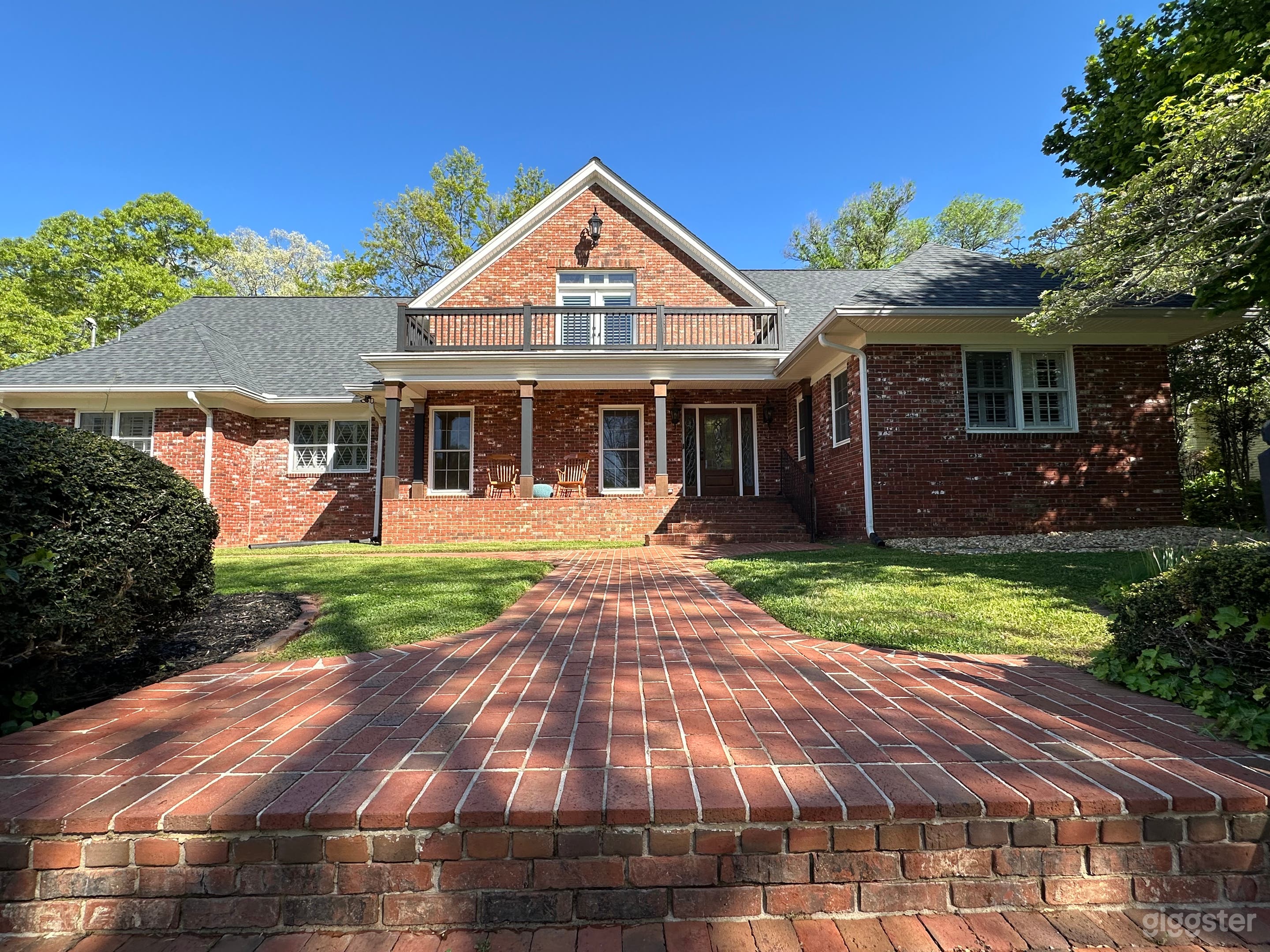 Eclectic home with traditional and modern charms Photo 3