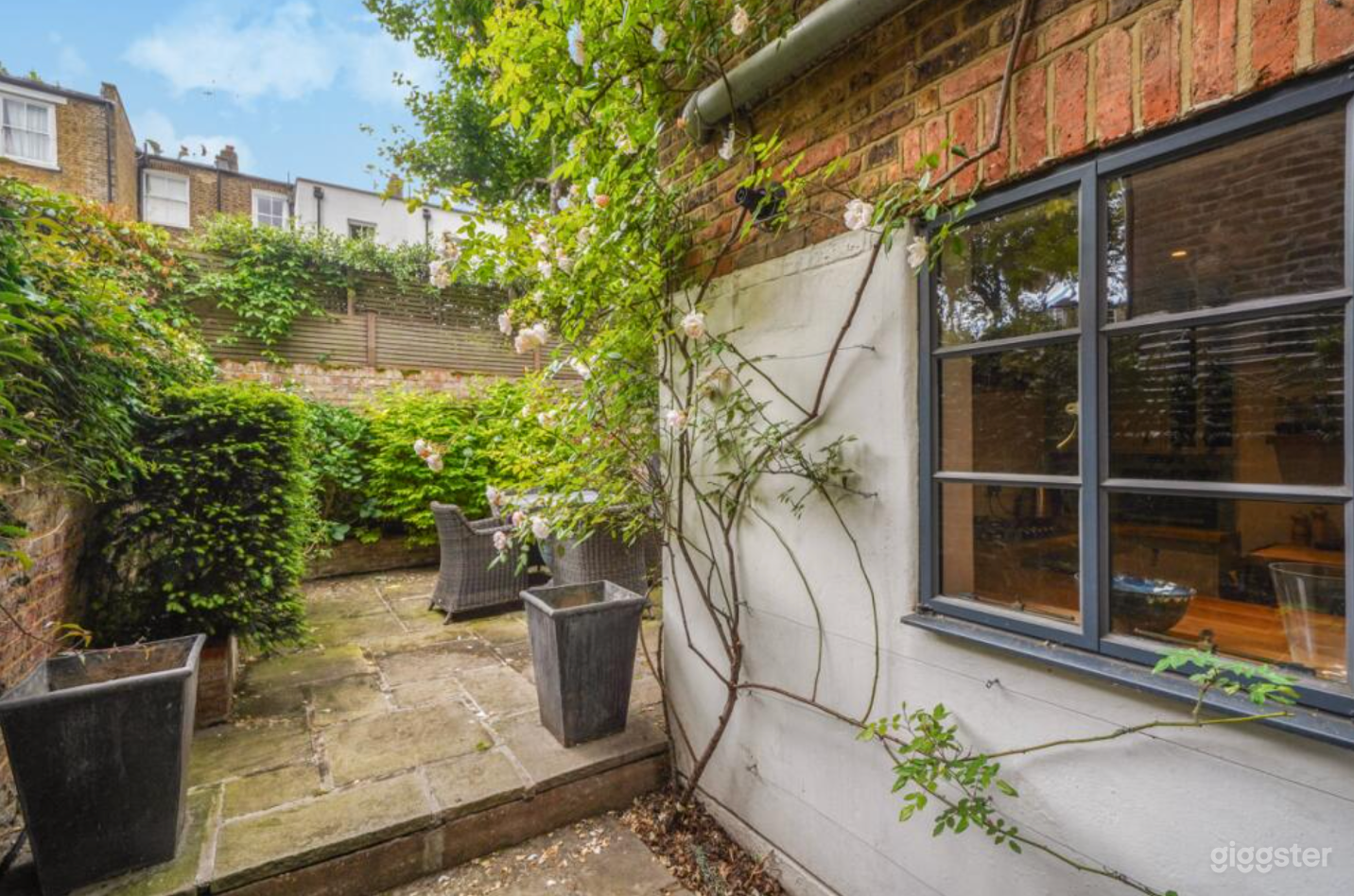 Stylish elegant London garden flat - crittal doors & garden Photo 4