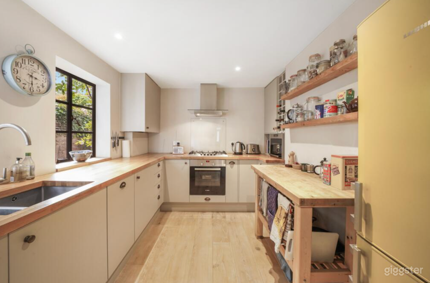 Stylish elegant London garden flat - crittal doors & garden Photo 3