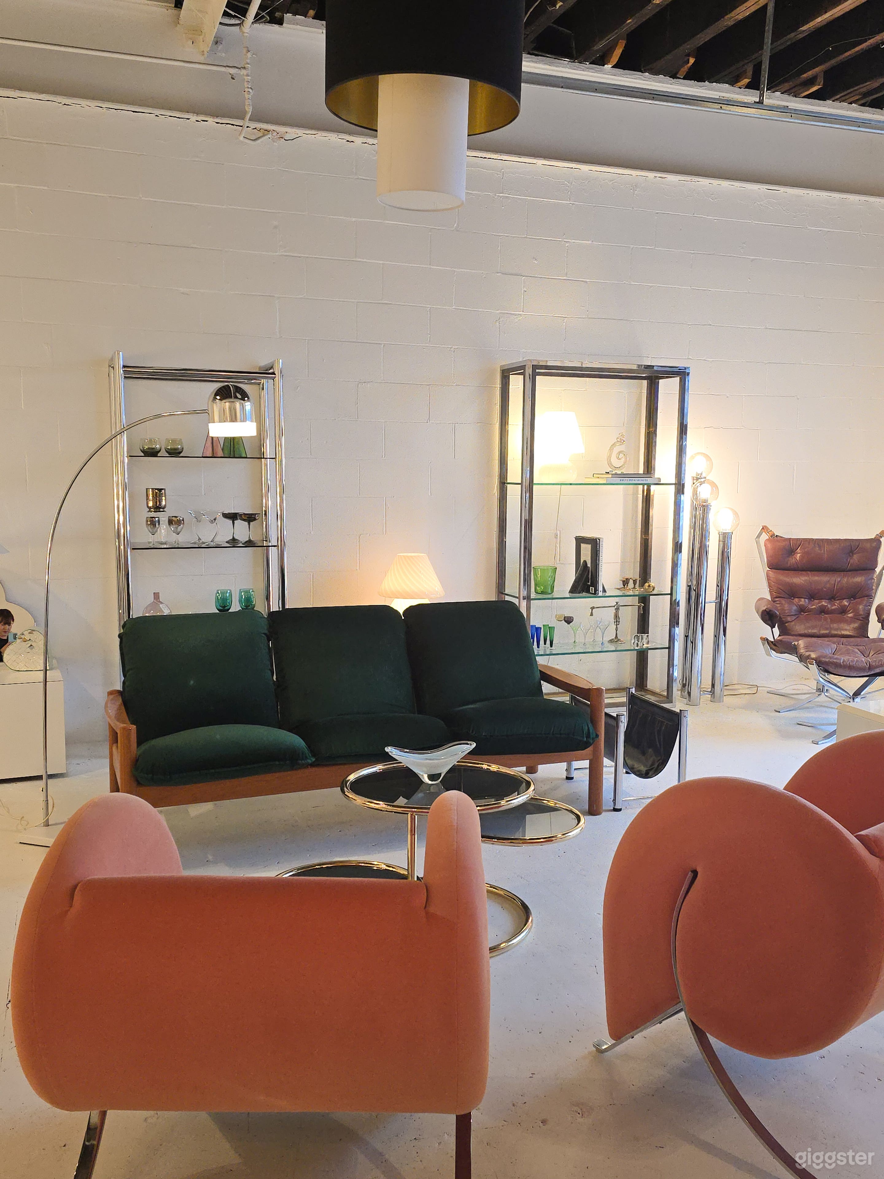 Bright and spacious studio with MULTIPLE SET UPS Photo 1