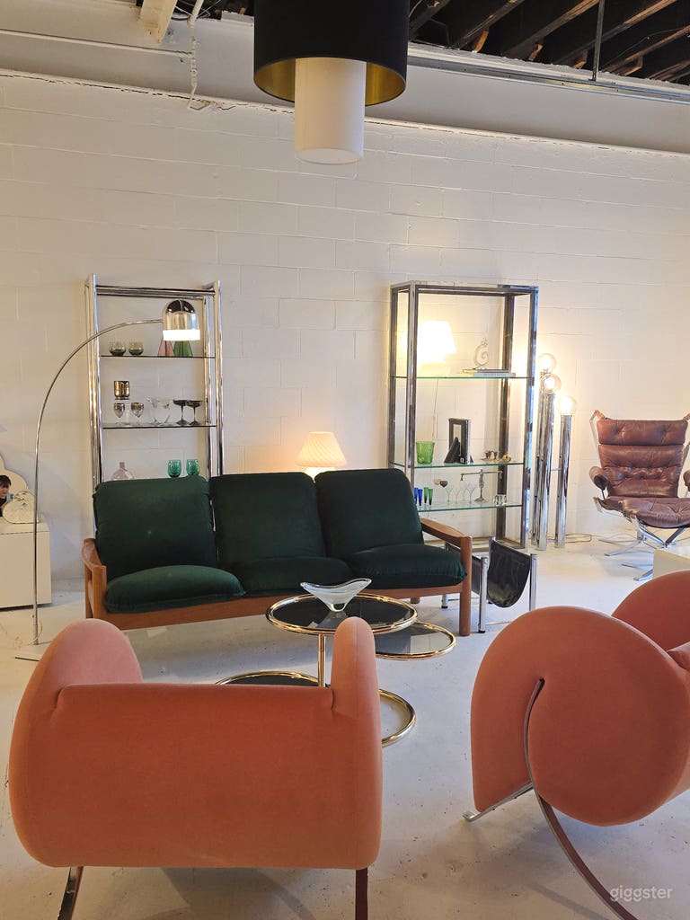  Bright and spacious studio with MULTIPLE SET UPS 