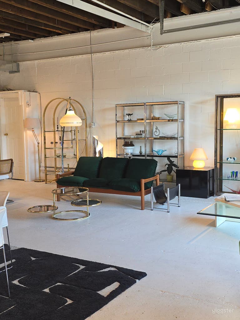  Bright and spacious studio with MULTIPLE SET UPS 