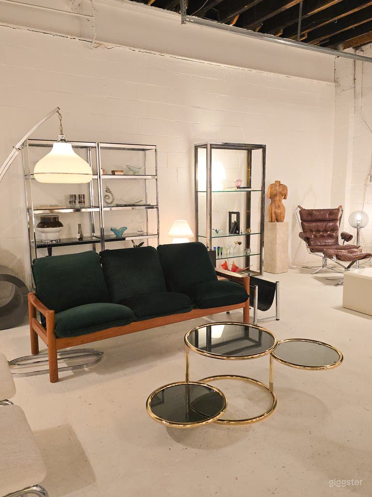  Bright and spacious studio with MULTIPLE SET UPS 