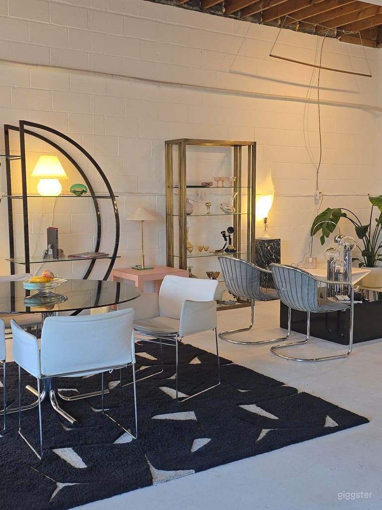  Bright and spacious studio with MULTIPLE SET UPS 