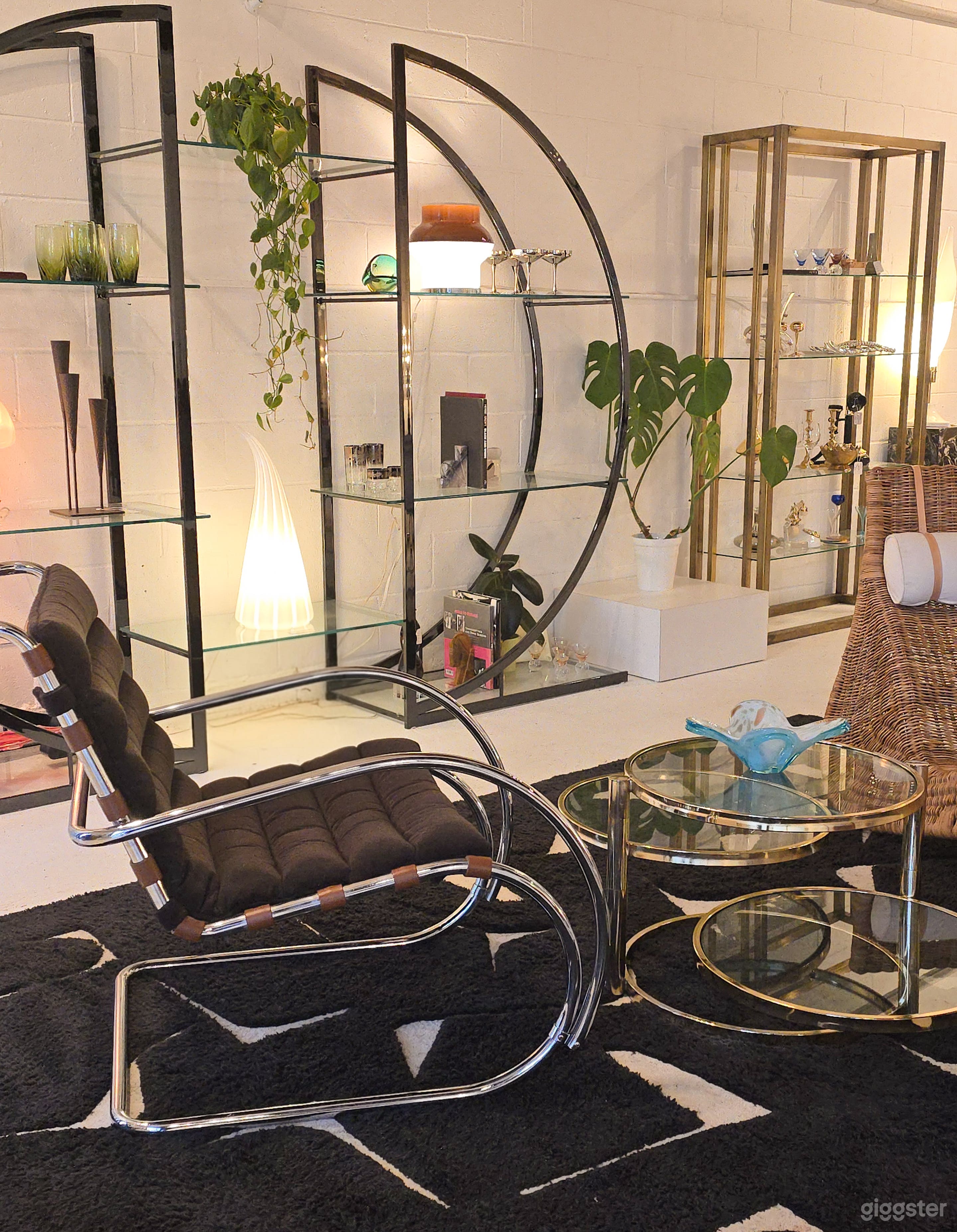 Bright and spacious studio with MULTIPLE SET UPS Photo 2