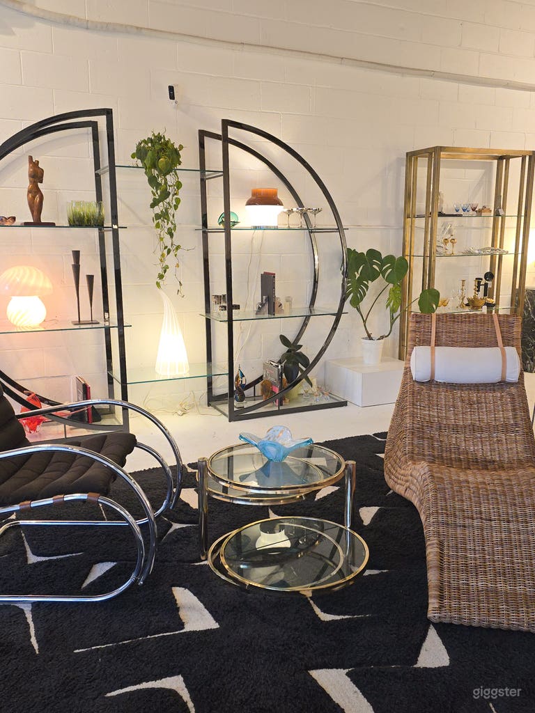  Bright and spacious studio with MULTIPLE SET UPS 