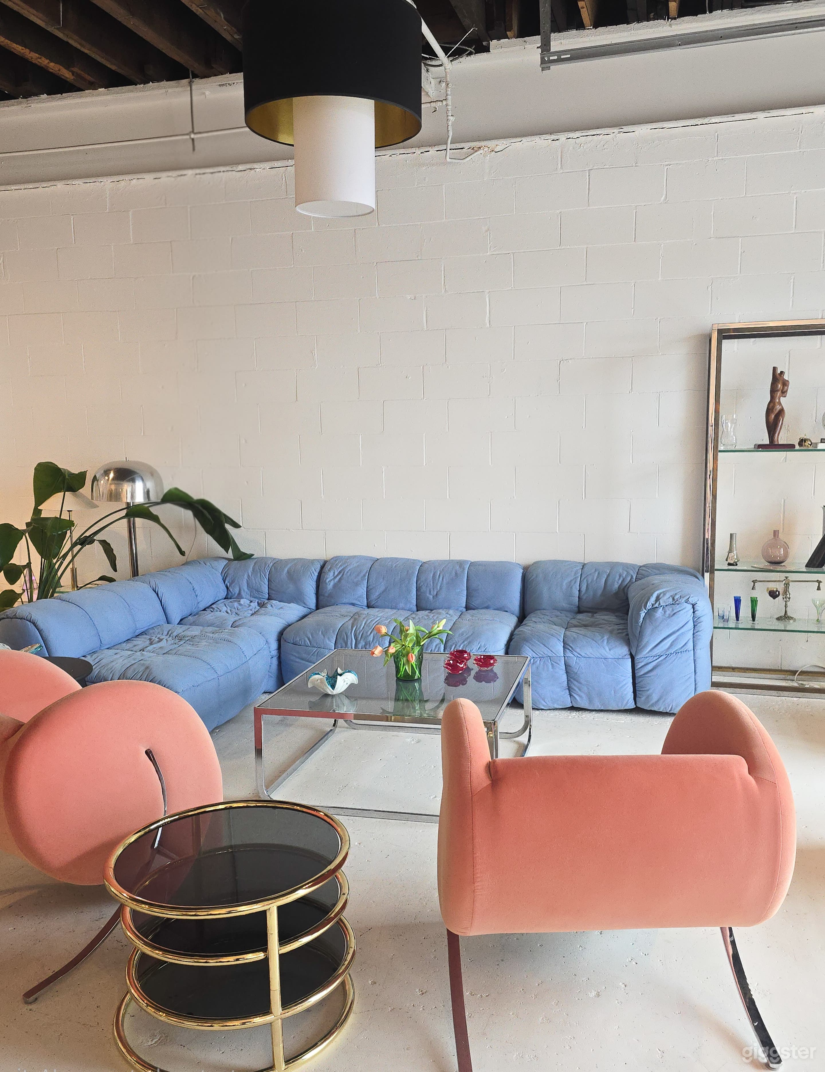 Bright and spacious studio with MULTIPLE SET UPS Photo 1