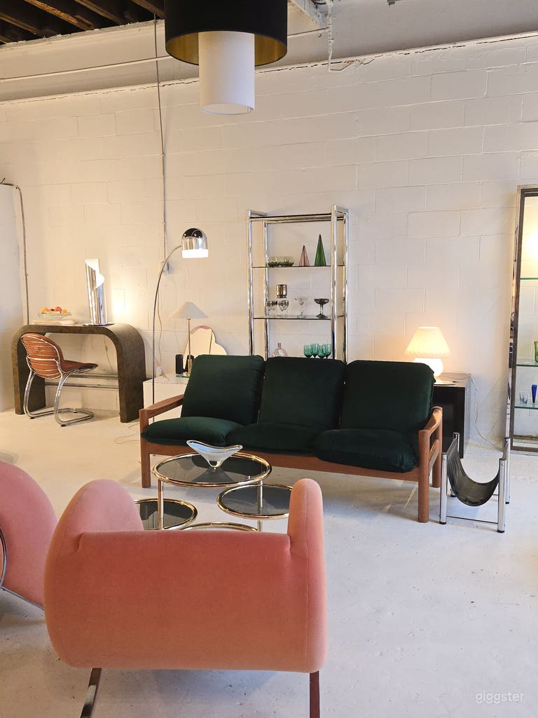  Bright and spacious studio with MULTIPLE SET UPS 