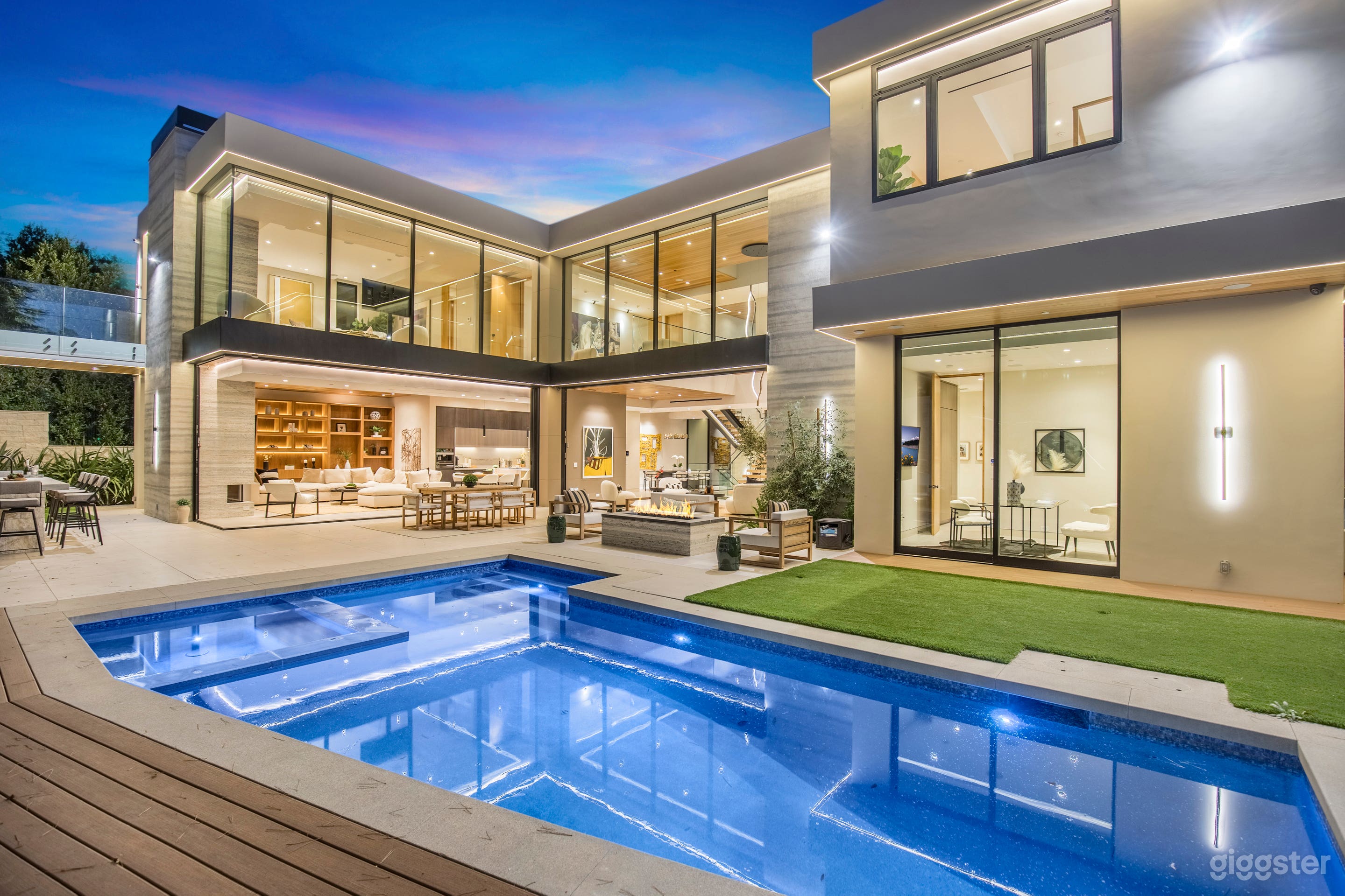 HUTTON ARCHITECTURAL SHOWSTOPPER/ ATRIUM/ POOL Photo 2